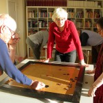 Beim Carrom-Spielen