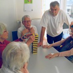 Beim Jenga-Spielen