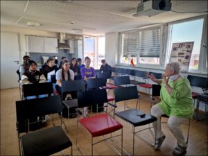 Die 7. Klasse der Mittelschule St. Leonhard aus Nürnberg besuchte andersWOHNEN eG - das Wohnprojekt. (Foto: Mandy Fuhrmann)