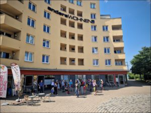 Die Radlergruppe vor dem Wohnhaus (Foto: Mandy Fuhrmann)